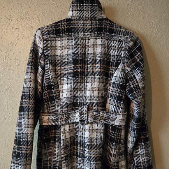 This is a fantastic vintage style coat of beige textured fabric. - Picture 2 of 8